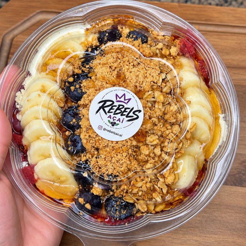 Rebels Açaí bowl with banana, blueberries and granola, sealed with the Rebels Açaí logo sticker
